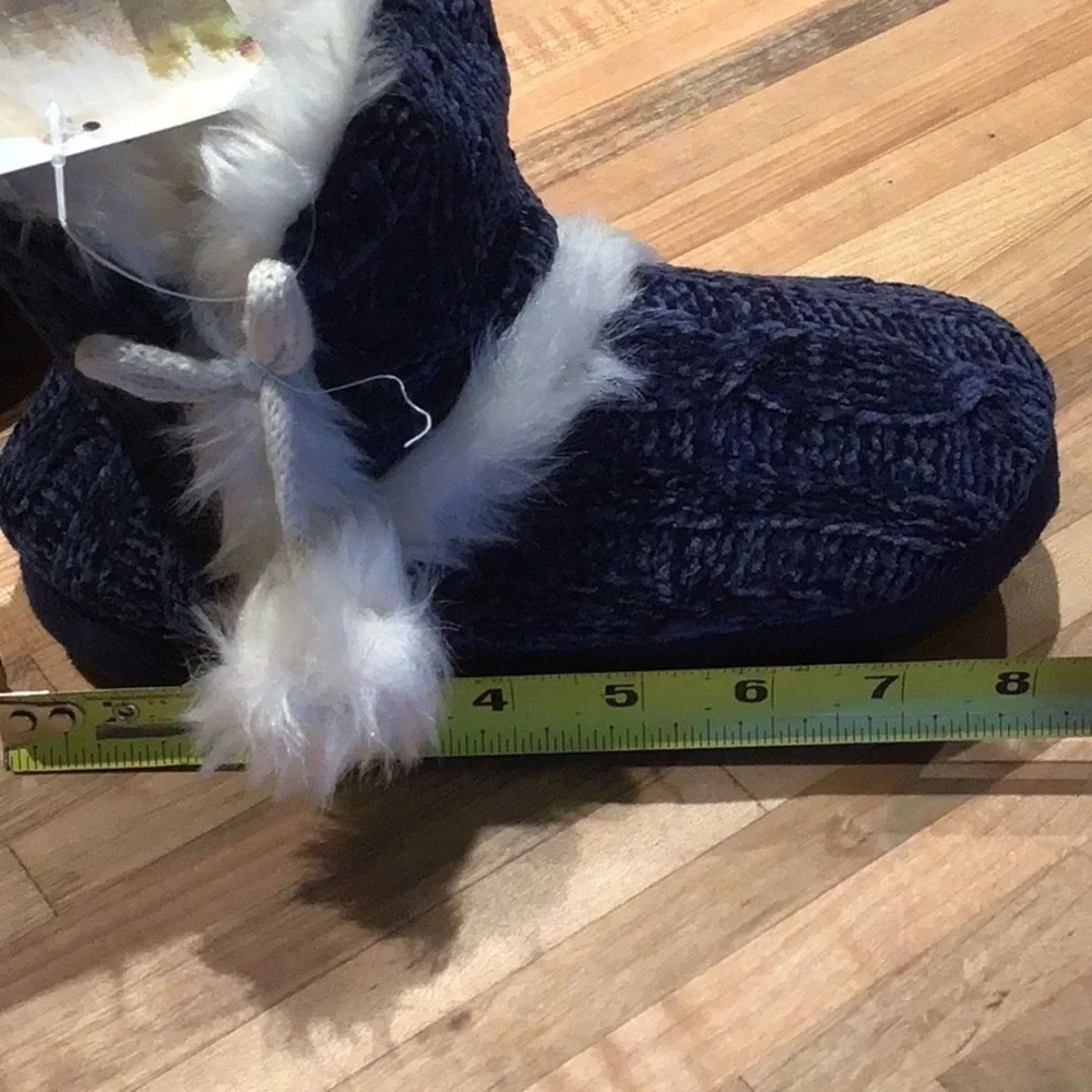 Bearpaw “Kingsley” Youth booties.